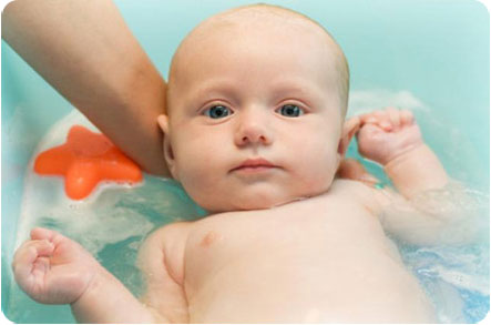2 месячный малыш принимает тепленькую ванну