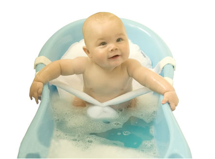 Малыш купается в ванночке