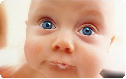 Голубые глазки новорожденного ребенка
