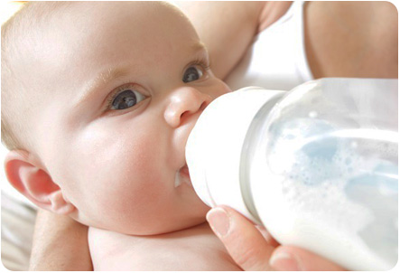 3 месячный ребенок кушает молоко с бутылочки