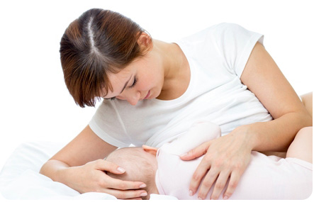 Мама обнимает своего малыша во время кормления грудью