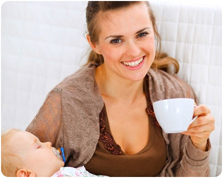 Кормящая мама пьет натуральный кофе