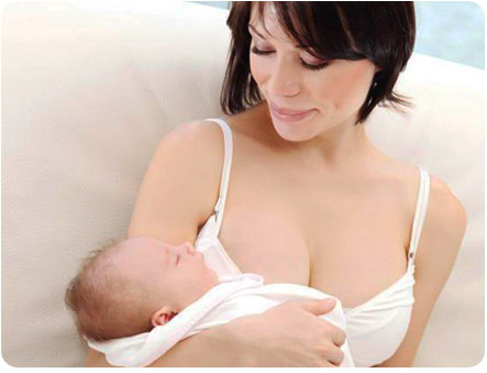 Новорожденный кроха заснул на руках у мамы