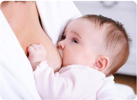Кормление грудью младенца