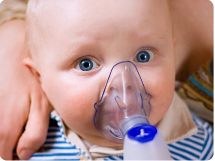 Ребенок дышит через небулайзер