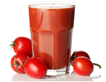 Стакан томатного сока и помидоры