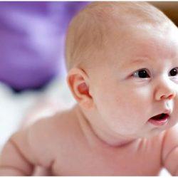 Главный вопрос новоиспеченных родителей: "Когда малыш начинает держать голову?" Главный вопрос новоиспеченных родителей: "Когда малыш начинает держать голову?"