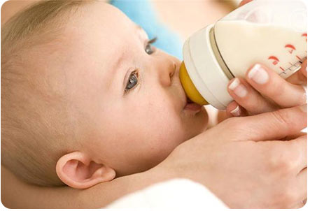 Кормление ребенка с бутылочки грудным молоком