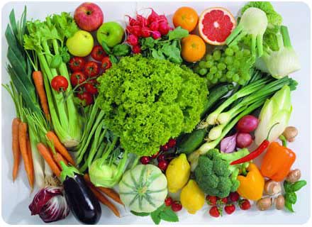На столе разнообразии овощей и фруктов