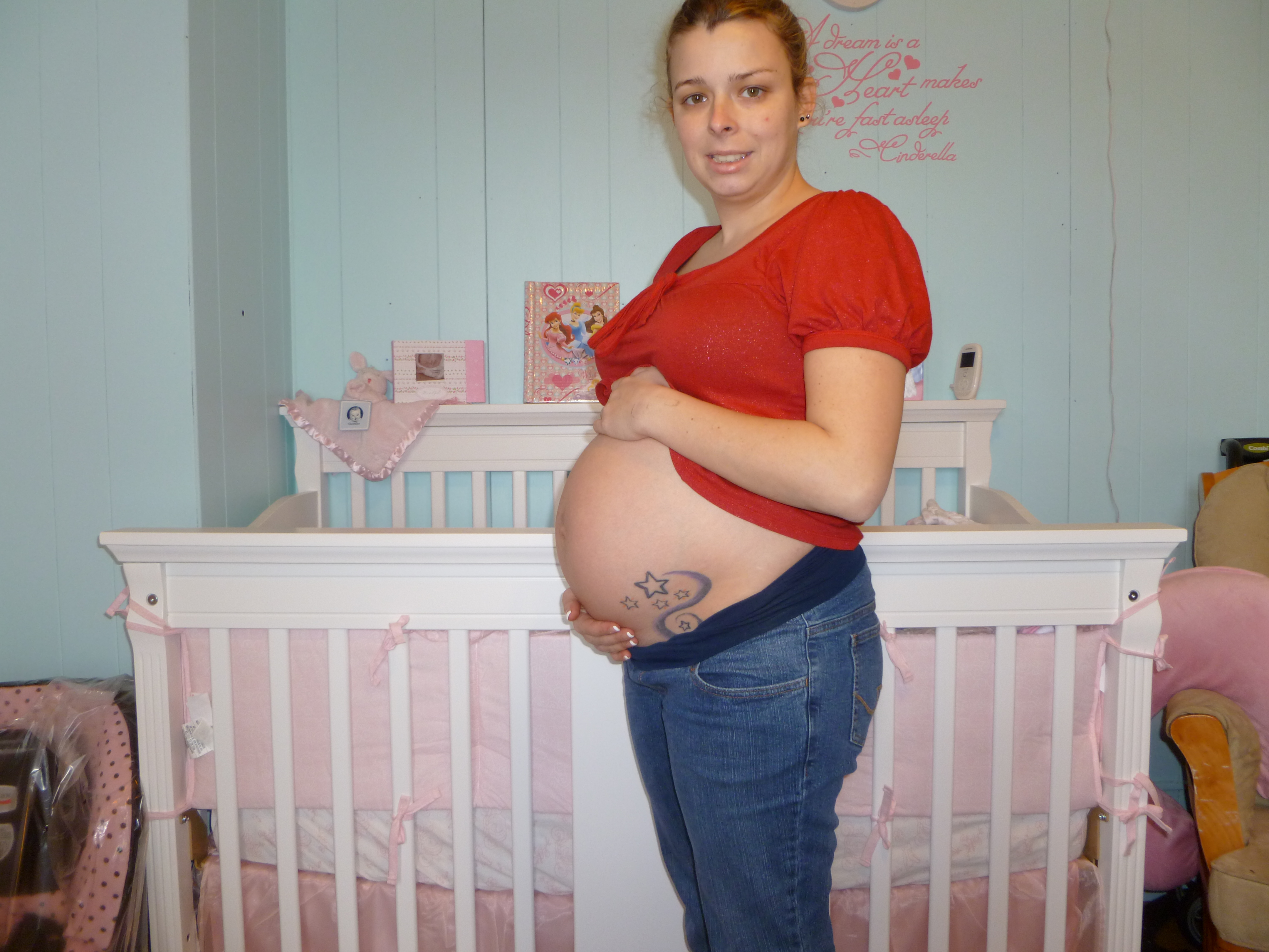 32 неделя беременности мало. Живот на 33 неделе беременности. Женщины беременные двойней. Животы беременных двойней.