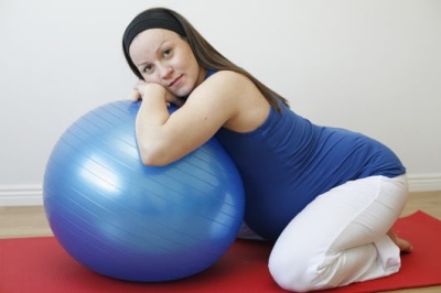 Беременная женщина в четыре точки на коленях