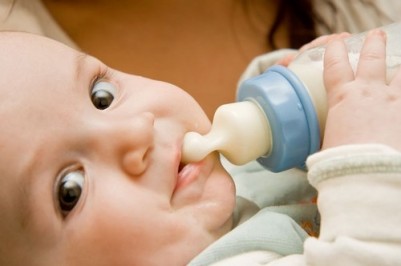 Докармливайте ребенка грудным молоком или смесями