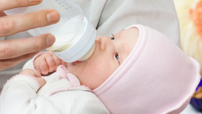 Кормление ребенка сцеженным грудным молоком