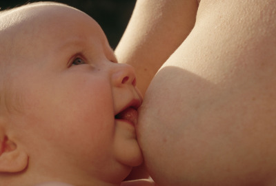 Не ограничивайте время прикладывания малыша к одной груди