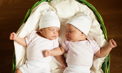Новорожденные девочки двойняшки