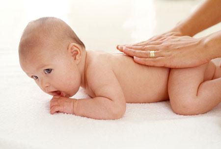 Положите малыша на живот и проверьте тонус мышц