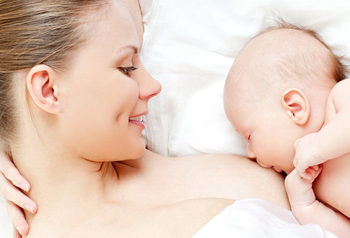 Попадание воздуха при кормлении - причина икоты у новорожденных