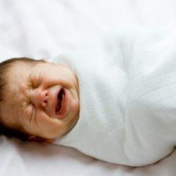 Как успокоить новорожденного, когда он плачет - инструкция по применению