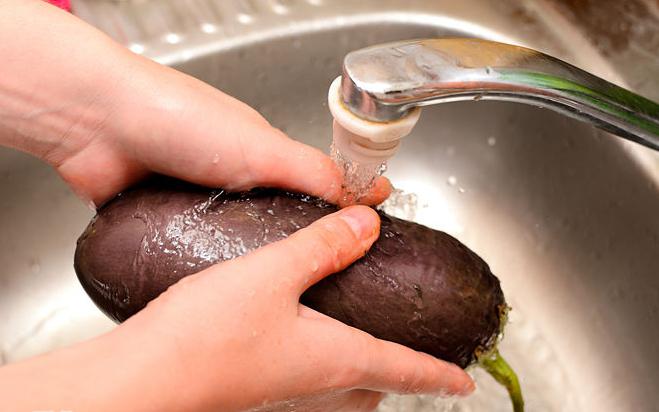 Перед употреблением обязательно нужно вымыть овощи