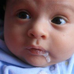 Срыгивание у новорожденных: причины и способы профилактики