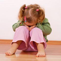 Ребёнок боится ровесников: что делать родителям Ребёнок боится ровесников: что делать родителям