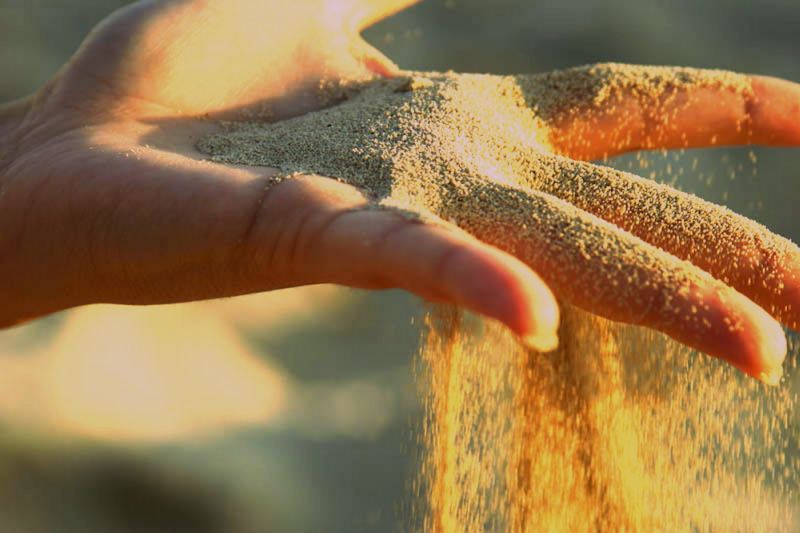 Песок сыплется через пальцы