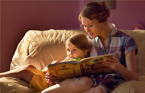 Мама читает ребёнку сказку