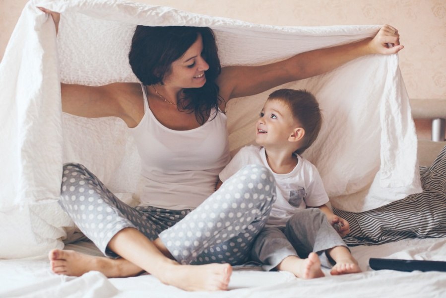 Мама с сыном прячется под одеяло