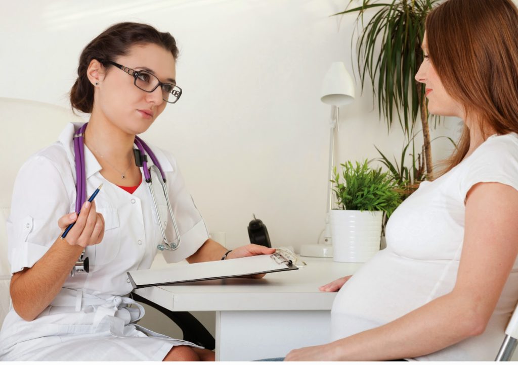 Беременная женщина на консультации у гинеколога