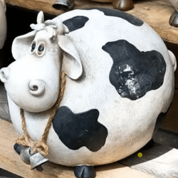 Идея поделки — фигурка копилка теленка из папье-маше